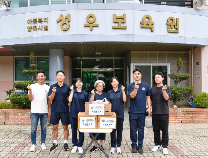 해군본부 기획관리참모부 초급 간부들이 17일 대전시 성우보육원을 찾아 기부품을 전달하며 기념사진을 찍고 있다. 해군 제공