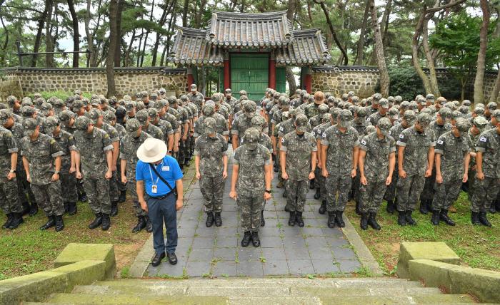 해군 연안실습전대 해군사관학교 3학년 생도들이 17일 충무공 이순신 제독 유적지인 고하도 모충각을 참배하며 호국정신을 되새기고 있다. 부대 제공