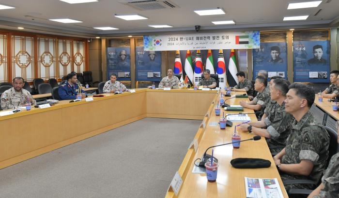 충남 계룡대에서 열린 한·UAE 예비전력 발전 토의에서 참석자들이 현안에 대해 토의하고 있다. 육군 제공