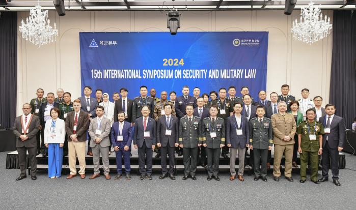 18일 서울 용산구 로카우스호텔에서 열린 제15회 국제 안보법 심포지엄에서 참석자들이 기념사진을 찍고 있다. 육군 제공