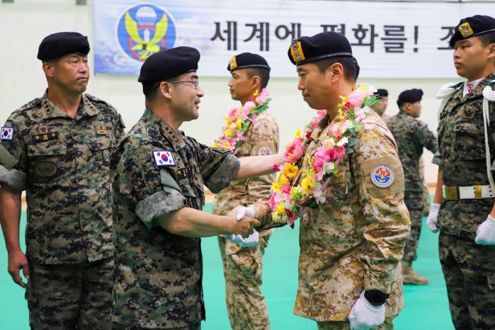 18일 국제평화지원단에서 열린 아크부대 22진 귀국 환영식에서 곽종근 육군특수전사령관이 장병들을 격려하고 있다. 부대 제공