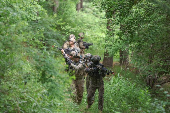육군6보병사단 초산여단과 미2사단/한미연합사단 스트라이커대대 장병들이 지난 16일 강원도 인제군 육군과학화전투훈련장에서 열린 ‘한·미·UAE 3국 연합 전투훈련’에서 산악지역 전투를 하고 있다.