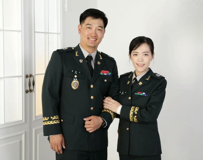 육군55보병사단 백혜진(오른쪽) 소령과 동원전력사령부 김윤수 소령 부부.