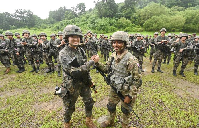 한미 ROTC 동반훈련을 마친 양국 후보생들이 손을 맞잡고 활짝 웃고 있다. 육군 제공