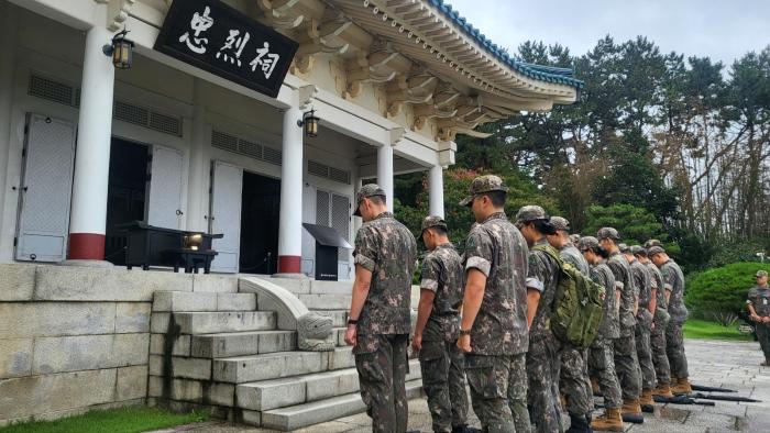 지난 19일 부산 동래구 충렬사에서 진행된 육군53보병사단 신임장교 집체교육에 참가한 장병들이 참배하고 있다. 부대 제공