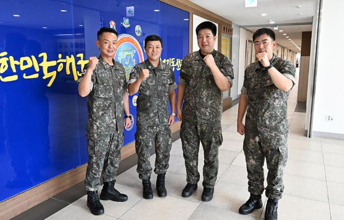 군번줄이 2개인 해군7기동전단 군수참모실 간부들. 맨 왼쪽부터 우창우(소령) 군수참모, 김민효 상사, 이진규 상사, 한상준 상사. 부대 제공