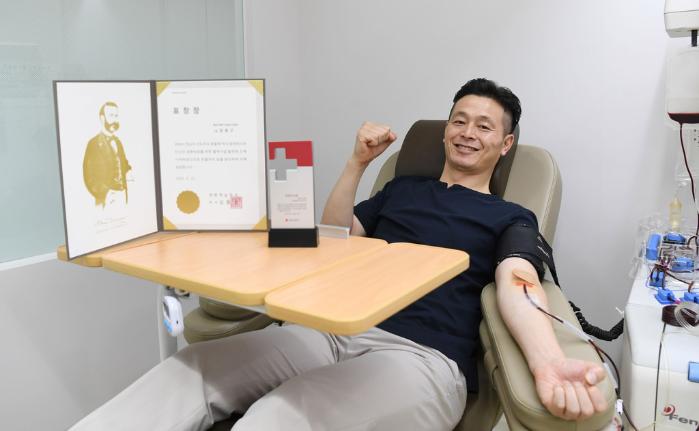 대한적십자사로부터 감사표창을 받은 해군진기사 장효근 군무주무관. 부대 제공