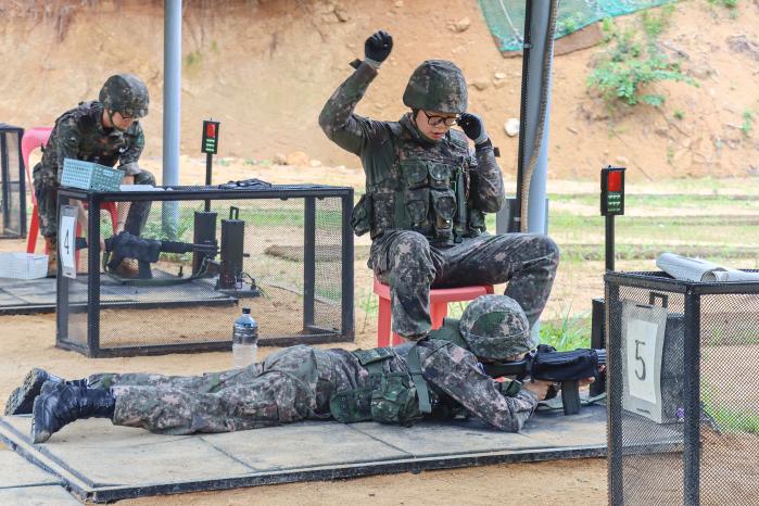 육군53보병사단 울산여단이 개최한 동원훈련에서 현역과 예비군들이 개인화기 사격을 하고 있다. 부대 제공