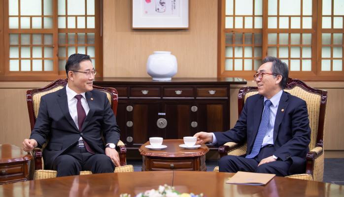 신원식(왼쪽) 국방부 장관과 조태열 외교부 장관이 재외국민보호 협력체계 강화를 위해 이야기를 나누고 있다. 국방부 제공