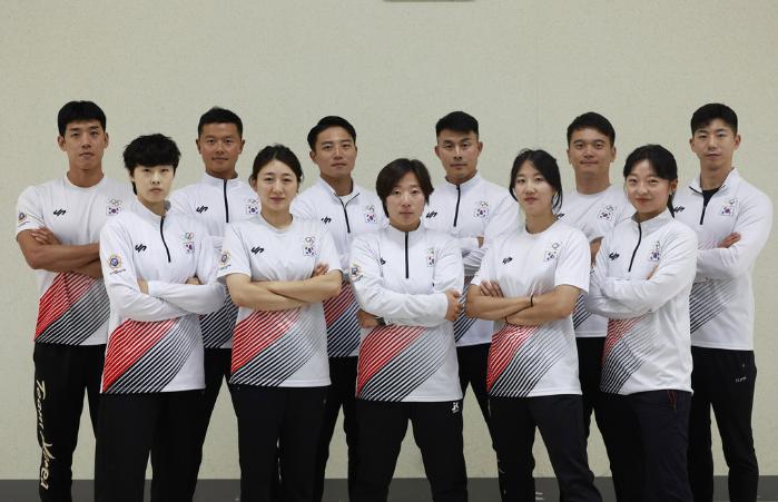 지난 1일부터 12일까지 헝가리 솔노크주 육군 항공부대에서 개최된 ‘제46회 국제군인체육연맹 고공강하대회’에서 종합 2·3위를 각각 차지한 여군·남군 고공강하팀.