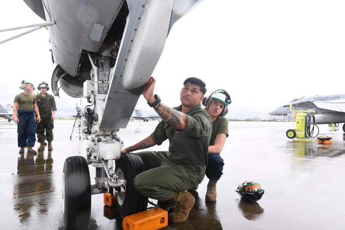 미 해병대 정비사들이 23일 수원기지에 주기된 F/A-18 호넷 전투기를 점검하고 있다. 공군 제공