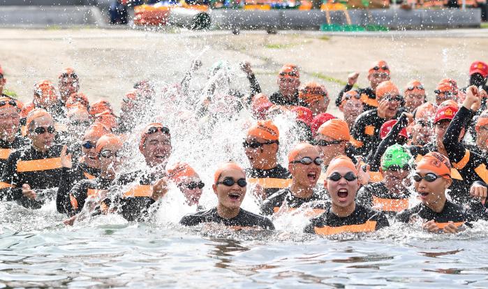 23일 해군사관학교 옥포만 해상훈련장에서 생도들이 전투수영훈련을 위해 입수하고 있다. 부대 제공