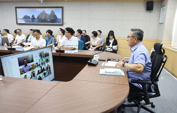 김종철(맨 오른쪽) 병무청장이 23일 정부대전청사에서 화상으로 진행된 2024년 상반기 주요사업 보고회에서 추진된 사업 내용을 경청하고 있다. 병무청 제공