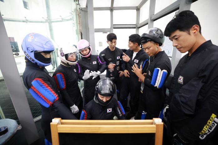 고공강하팀원들이 훈련에 앞서 토의하는 모습.