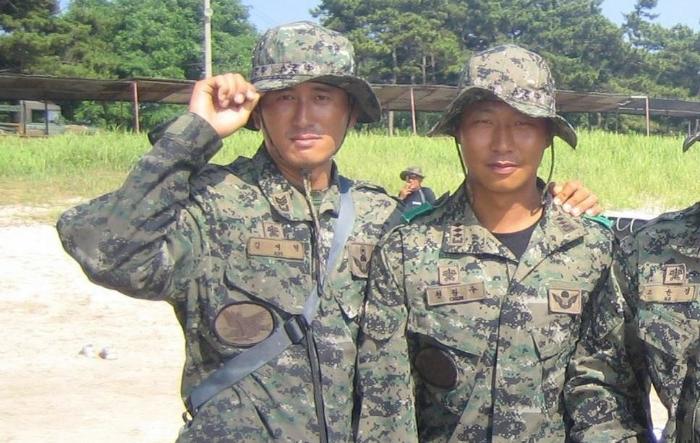 특전사 시절 전우와 함께 어깨동무한 김 원사의 모습.