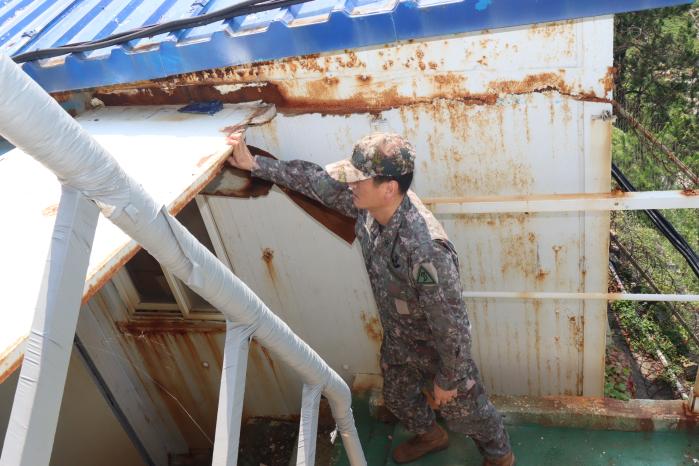 육군53보병사단 김재현 원사가 시설물을 점검하고 있다.