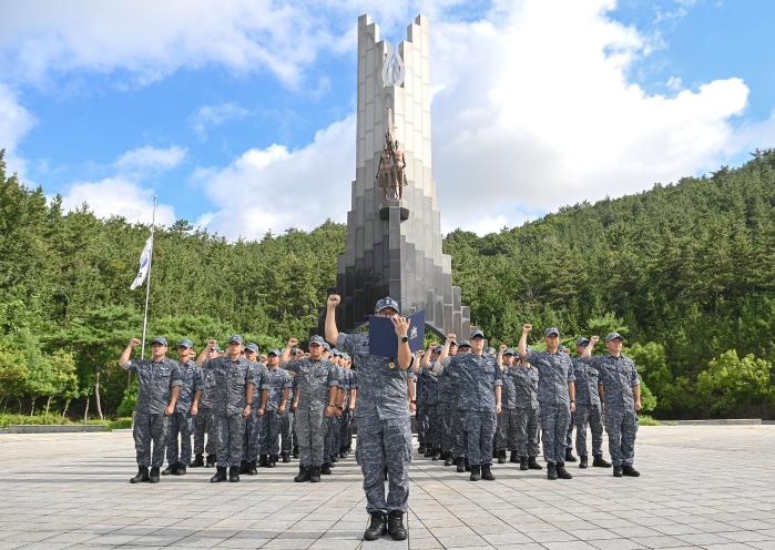 해군3함대 전병익함·김창학함 장병들이 전남 목포시 현충탑에서 해양수호결의문을 낭독하고 있다. 부대 제공