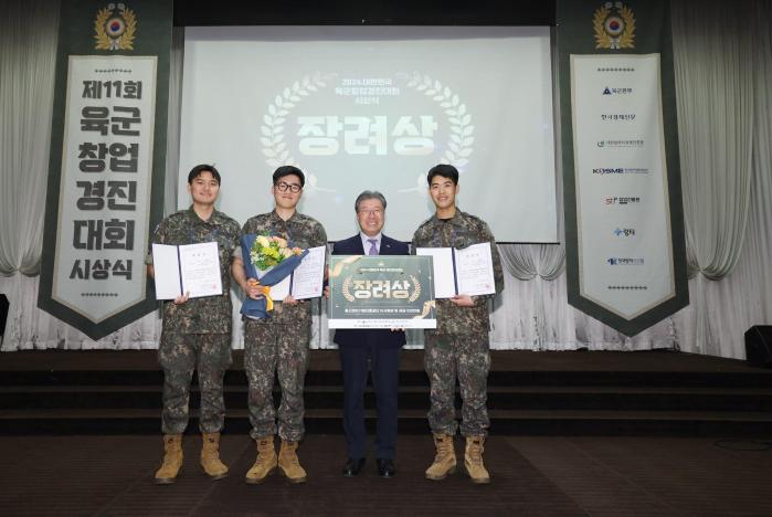 창업경진대회 수상 상금을 기부한 국군3707부대원들.