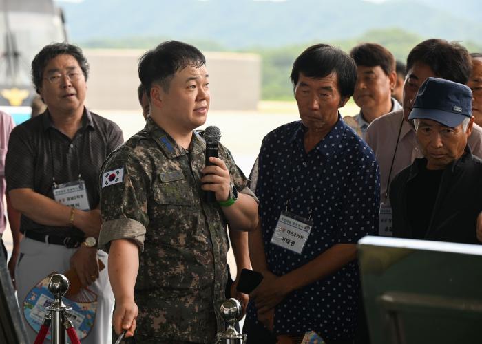 공군16전투비행단 인근 지역 주민대표들이 25일 비행단에서 전시된 무기체계를 관람하고 있다. 사진 제공=정주찬 하사 