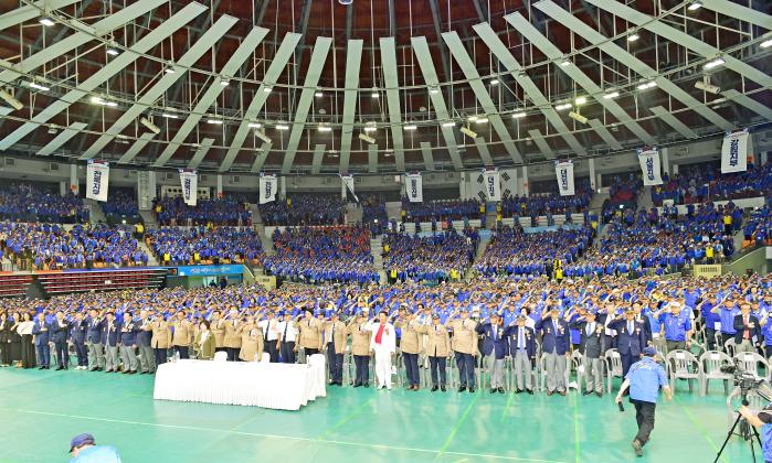 대한민국고엽제전우회가 지난 18일 경기도 수원시 수원체육관에서 개최한 ‘제27회 고엽제의 날 만남의 장’ 행사에서 참석자들이 국기에 대한 경례를 하고 있다. 고엽제전우회 제공