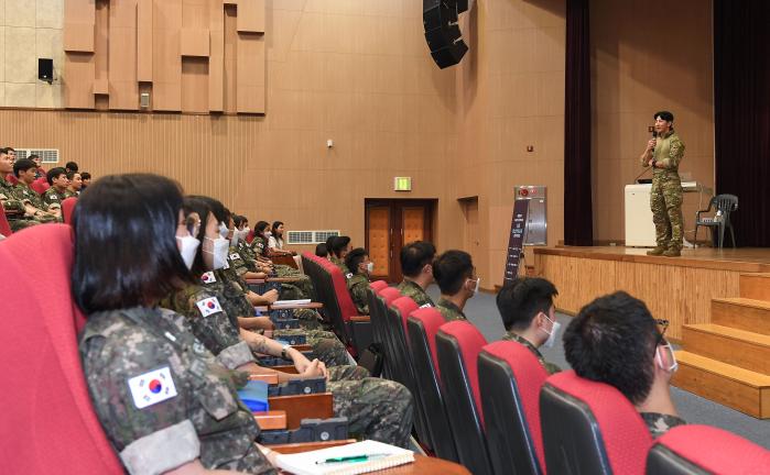 해군 출신 인플루언서 김경백 씨가 장병들에게 특별 강연을 하고 있다. 사진 제공=윤승호 하사