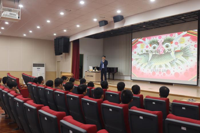 육군53보병사단 부산여단 장병들이 24일 범어사에서 열린 현장 체험형 정신전력교육 중 김화선 금정중학교장으로부터 범어사와 6·25전쟁에 얽힌 역사를 듣고 있다. 사진 = 부대제공