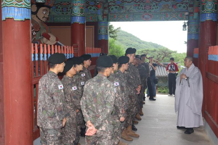 범어사 연수국장 담산스님으로부터 6·25전쟁 당시 국군·유엔군 장병들과 얽힌 범어사의 사연을 듣고 있는 장병들. 사진 = 부대제공