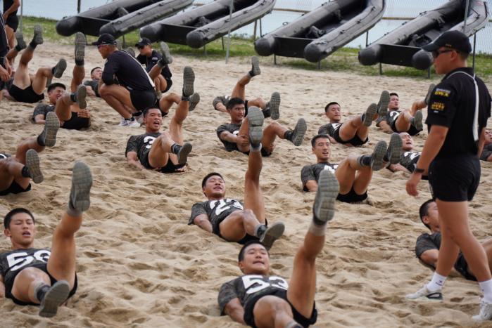 육군특수전학교 해상척후조 교육생들이 24일 강원도 강릉시 해상훈련장에서 체력 훈련 및 스쿠버 체조를 하고 있다. 부대 제공