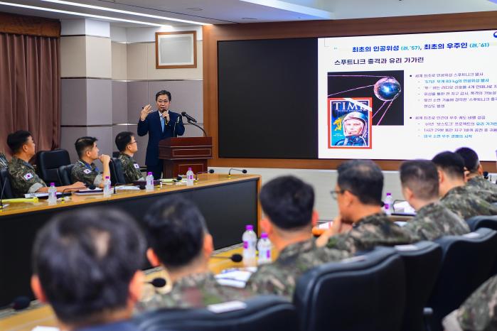 윤영빈 우주항공청장이 25일 ‘24-6차 하늘사랑 아카데미’에서 공군 장병들을 대상으로 ‘우주강국 도약을 위한 공군-우주항공청 협업방안‘을 주제로 강연하고 있다. 공군 제공