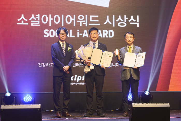 하유성(가운데) 보훈공단 이사장 직무대행이 25일 열린 소셜아이어워드(Social I-Award) 2024’에서 공공의료 분야 인스타그램(Instagram) 대상을 받은 뒤 기념촬영을 하고 있다. 보훈공단 제공