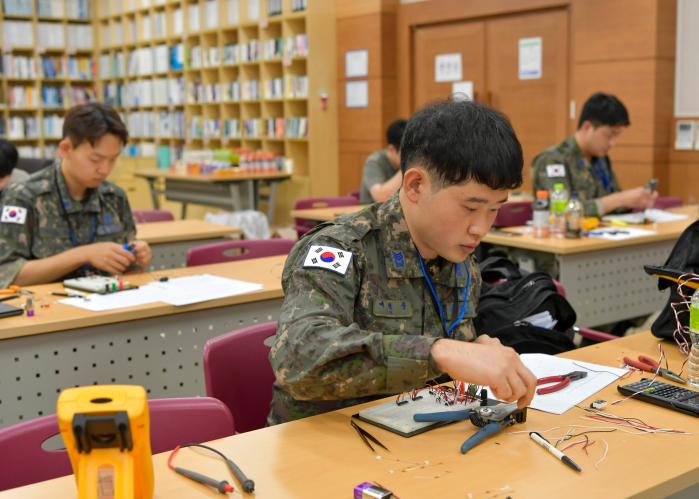 전군 정밀측정 경연대회에서 육·해·공군 정비사들이 키트를 조립하고 있다. 부대 제공