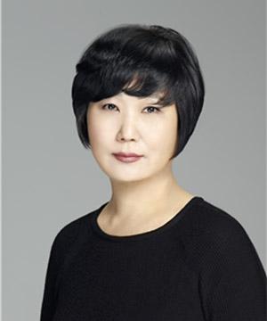 필자 이상희는 수원대 디자인앤아트대학 학장 겸 미술대학원 원장, 고운미술관 관장, 패션디자인학과 학과장으로 재직 중이며 (사)한국패션디자인학회 이사로 활동하고 있다.