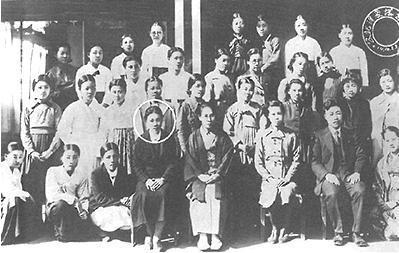 1938년 함흥양재학원. 앞줄 왼쪽 넷째가 설립자인 최경자 이사장. 국제패션디자인직업전문학교 제공