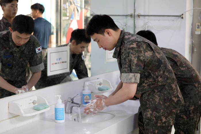 올바른 손 씻기 습관이 전투력의 시작… 29일 경기도 성남시 공군15특수임무비행단 병영식당에서 장병들이 풍수해 감염병 예방을 위해 식사에 앞서 손을 깨끗이 닦고 있다. 조종원 기자