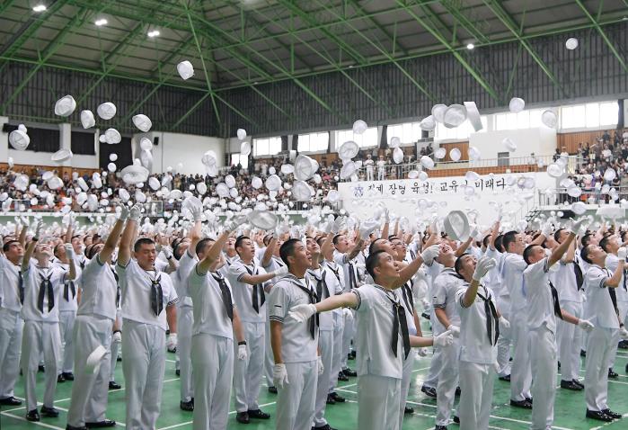 지난 26일 해군교육사령부 호국관에서 열린 수료식에서 해군병 704기가 정모를 하늘 높이 던지고 있다. 사진 제공=정윤화 하사