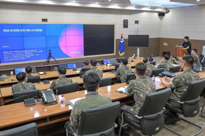 하정우 네이버 퓨처 AI 센터장이 지난 26일 해군작전사령부 대형화상회의실에서 영관장교들을 대상으로 강연을 하고 있다. 사진 제공=박보훈 중사