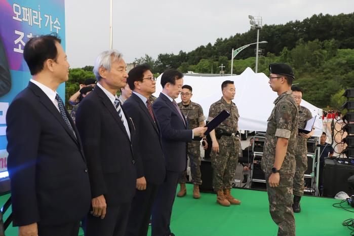 지난 25일 육군학생군사학교를 찾은 진철훈 ROTC장학재단 이사장이 한 후보생에게 장학증서를 전달하고 있다. ROTC장학재단 제공