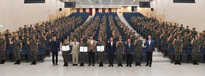 29일 해군기초군사교육단에서 열린 학군사관후보생 장학금 수여식을 마친 뒤 해군ROTC연합회 관계자들과 후보생들이 기념촬영을 하고 있다. 부대 제공