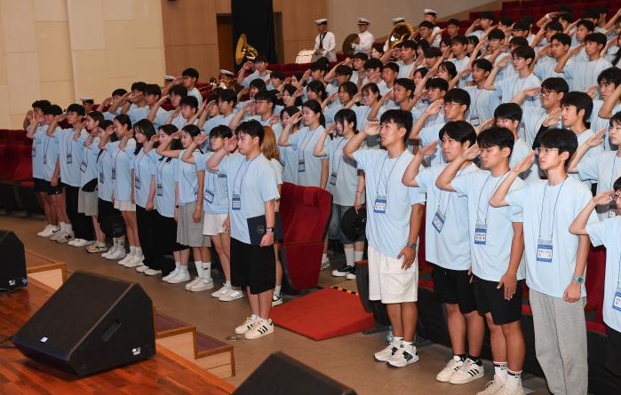 29일 해군사관학교에서 열린 ‘제11회 바다로 캠프’ 입소식에서 학생들이 경례하고 있다. 부대 제공