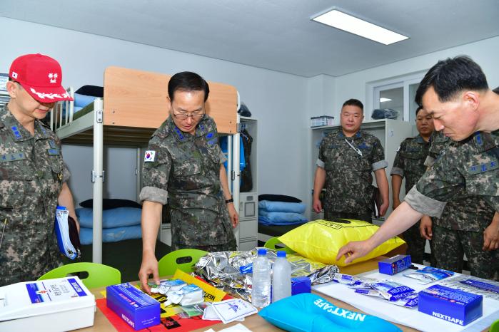 30일 공군교육사령부 기본군사훈련단을 방문한 손석락 참모차장이 훈련병을 위한 온열질환 대비 응급용품을 점검하고 있다. 공군 제공