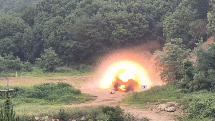 육군3공병여단이 30일 강원도 철원군 공병실물폭파훈련장에서 실시한 실물폭파훈련에서 포민스-Ⅱ가 화염을 내뿜으며 폭파하고 있다. 부대 제공