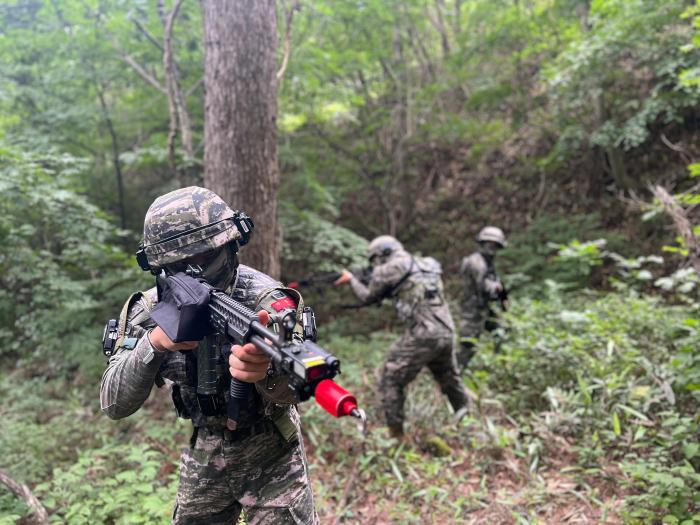 29일 강원도 평창군 산악종합훈련장에서 펼쳐진 해병대1사단 중대급 전지훈련에서 장병들이 전술훈련을 하고 있다. 부대 제공