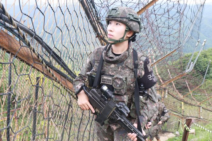 육군21보병사단 남은빈 소령(진)이 GOP 철책을 순찰하고 있다. 육군 제공