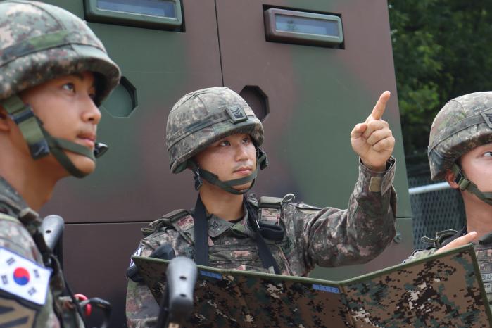 육군11기동사단 조재희(가운데) 중사가 경수색반 팀원과 함께 훈련하고 있다. 육군 제공