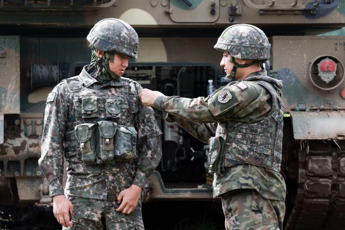 훈련 종료 후 폴란드군 장병이 한국군 장병과 교환한 패치를 전투복에 붙여주고 있다.