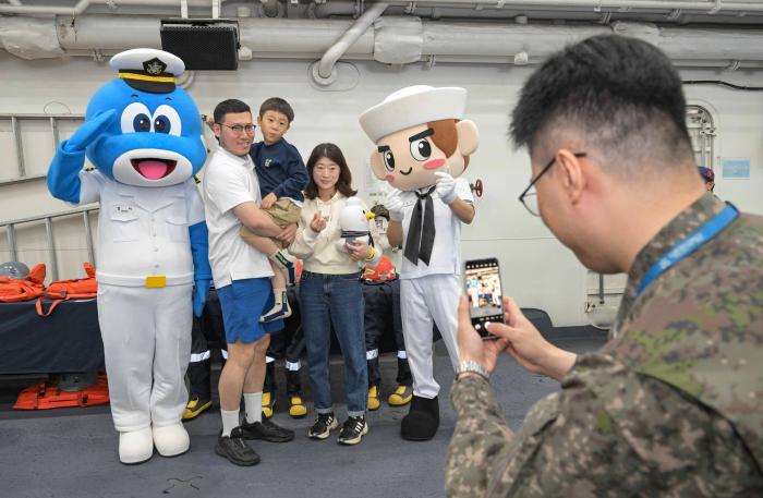 함정 공개행사를 찾은 어린이들이 해군작전사 캐릭터 ‘범이·뿌기’와 즐거운 시간을 보내고 있다.