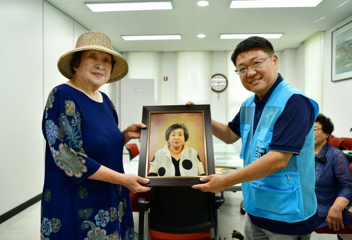 공군교육사령부가 한 어르신에게 장수사진을 증정하고 있다. 사진 제공=정준혁 하사