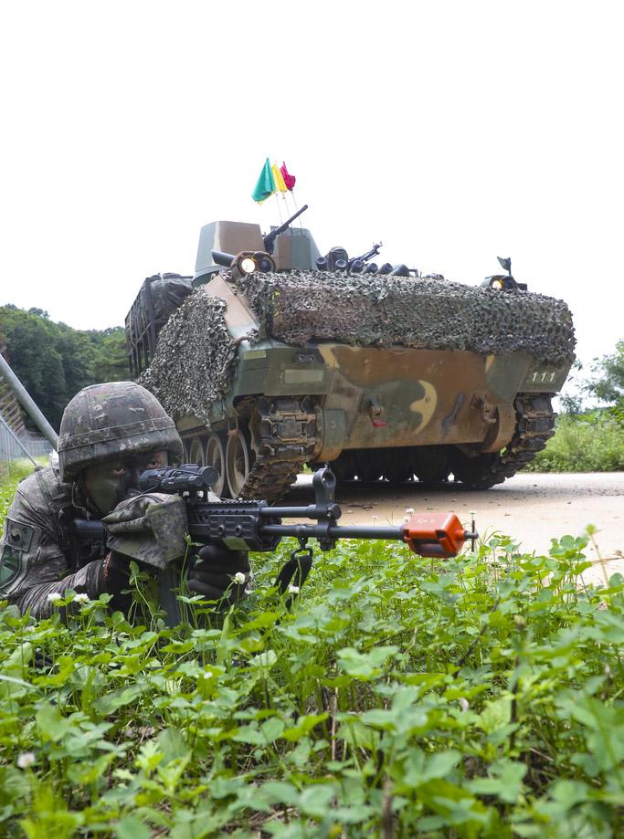 육군30기갑여단 쌍용대대 1분대 장병이 지난달 30일 경기도 고양시에 있는 훈련장에서 열린 ‘최정예 300전투원 선발대회’ 예선전에서 경계하고 있다.