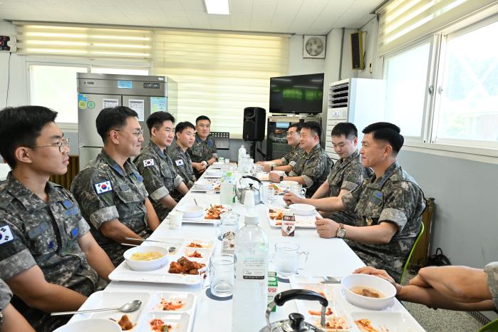 이영수(맨 오른쪽) 공군참모총장이 1일 최동단 방공관제부대 식당에서 장병들과 함께 식사하며 대화를 나누고 있다. 공군 제공