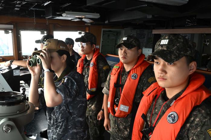 해군 학군사관후보생들이 제주도 인근 해상을 항해 중인 마라도함 함교에서 당직 실습을 하고 있다. 사진 제공=석재욱 상병